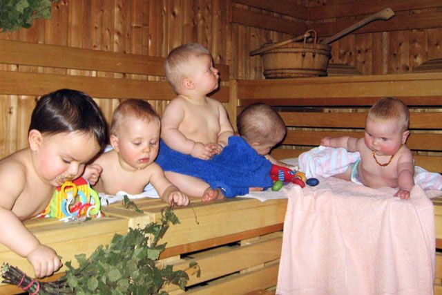 Mehre Kleinkinder in der Sauna