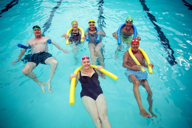 Gruppe von Schwimmer*innen bei der Wassergymnastik