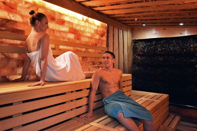 junger Mann und junge Frau in der Sauna